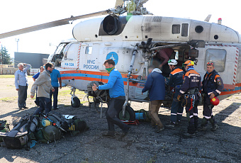 В Сочи спасатели эвакуировали на вертолете застрявшую в горах группу туристов с подростками