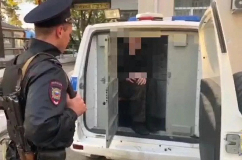Полиция задержала мужчину с ножом у школы в Абинске