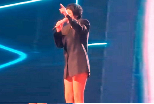«Она у меня еще попляшет»: певица Лолита выскочила на сцену без штанов