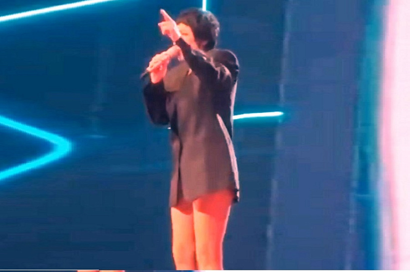 «Она у меня еще попляшет»: певица Лолита выскочила на сцену без штанов