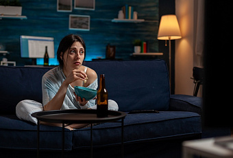 Врач рассказал, почему вредно смотреть телевизор в темноте