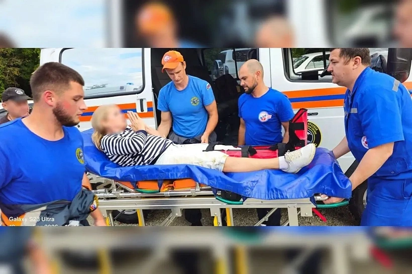 Спасатели транспортировали туристку с травмой ноги с водопадов под Геленджиком