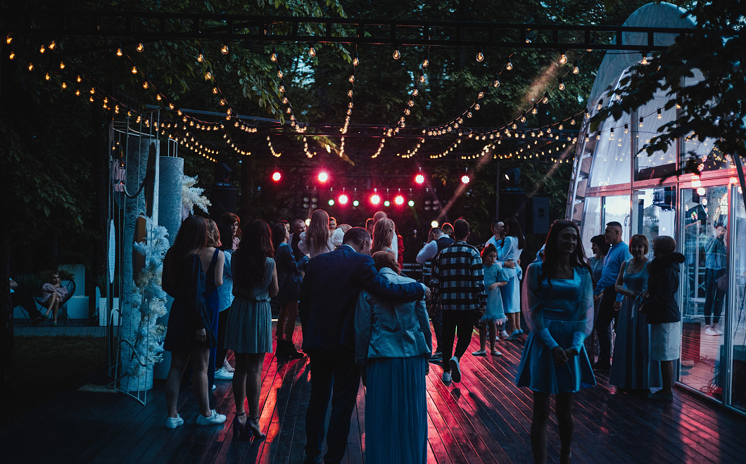 Стильно и недорого: эксперты рассказали, как сэкономить на подготовке к выпускному