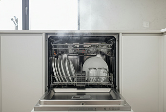 Как правильно открывать дверцу посудомойки, чтобы избежать конденсата и мокрой посуды