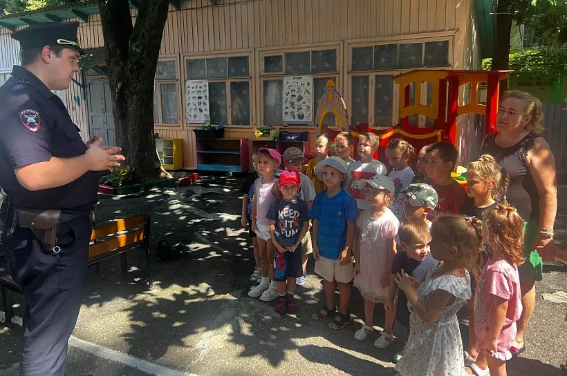 В Сочи автоинспекторы готовят будущих первоклассников к школе 