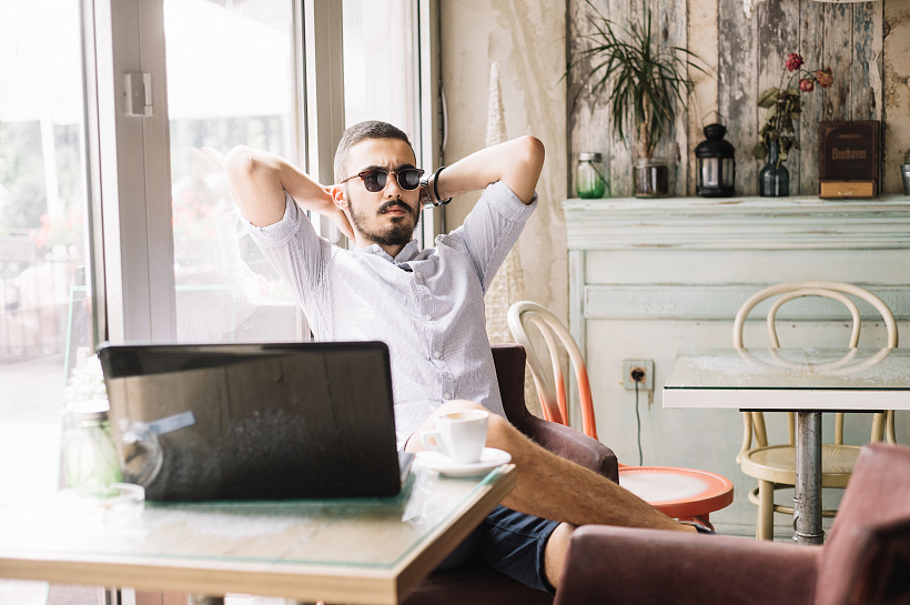 Более 50% россиян готовы работать на майские праздники, но только за двойную оплату