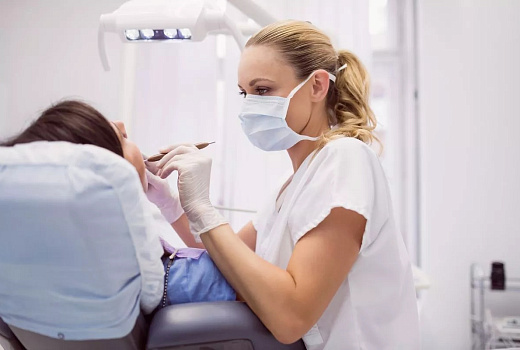 Российские ученые научились восстанавливать зубную эмаль с помощью электрических полей, формируя прочное покрытие