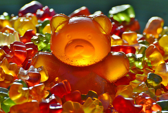 Мужчина устроил драку на борту самолета из-за передозировки «мармеладными мишками»