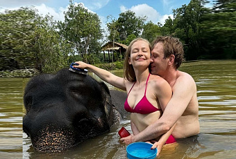 Тройник на обочине: космонавт Юля Пересильд состыковалась с мачо и слоненком в публичном пространстве