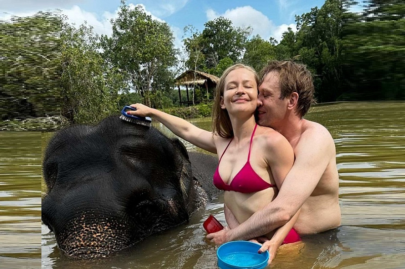 Тройник на обочине: космонавт Юля Пересильд состыковалась с мачо и слоненком в публичном пространстве