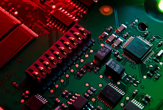 Цены на «незаметные» детали электроники пошли вверх из-за подорожания серебра и бума ИИ