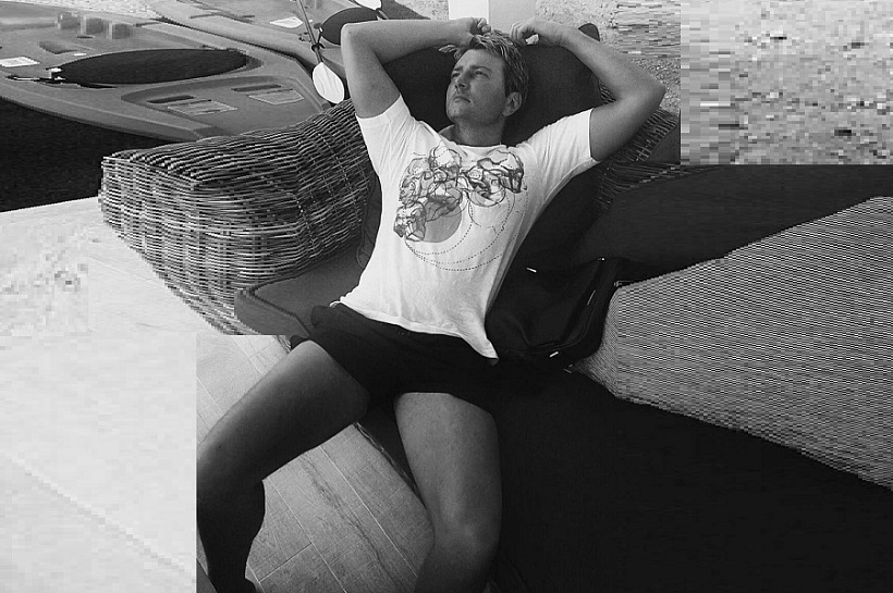 Фотограф был сверху: голый Николай Басков с трудом нашел нужный ракурс для откровенной съемки