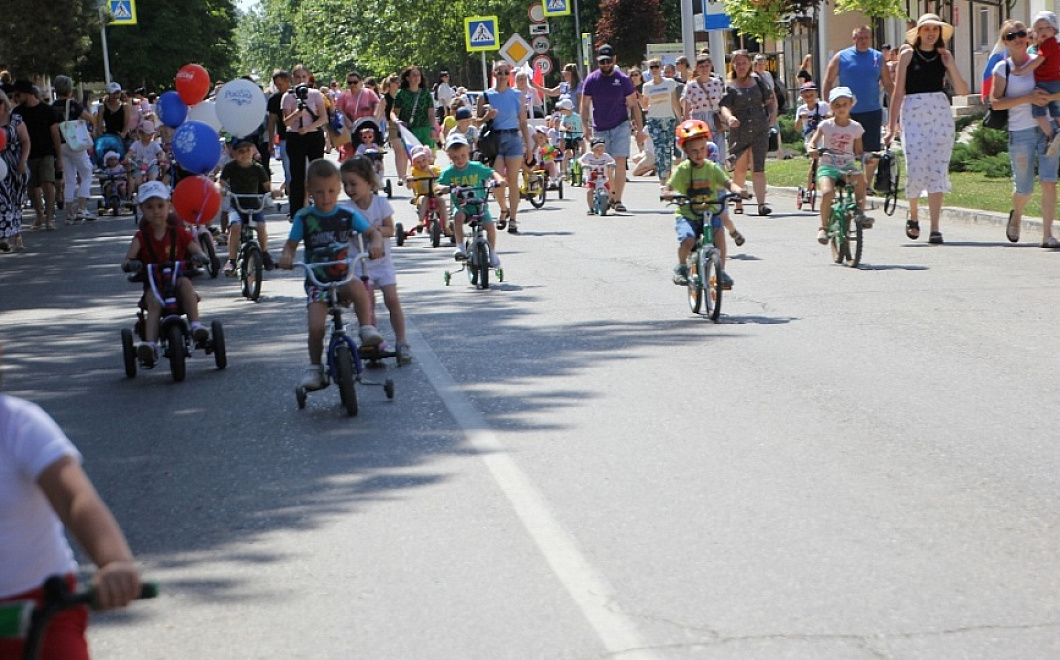 На трех колесах: детсадовцы и школьники стали участниками велопробега в Темрюке