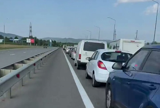 Пробок стало больше: автомобилисты «застряли» на дороге к морю в Краснодарском крае