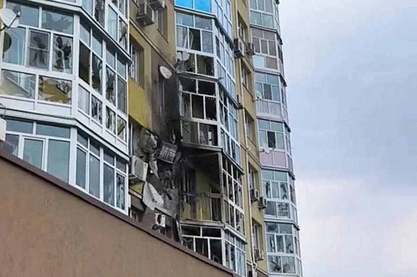 Беспилотник со взрывчаткой врезался в жилой дом в Воронеже: что известно о ЧП