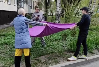 Москвичи спасли застрявшего на дереве кота и попали на видео