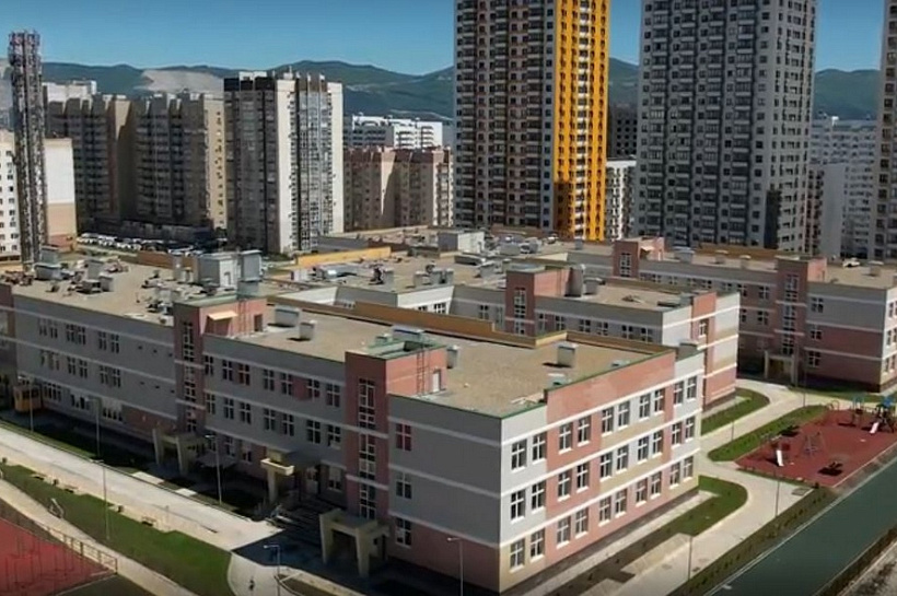 В самую большую школу Новороссийска начали закупать оборудование
