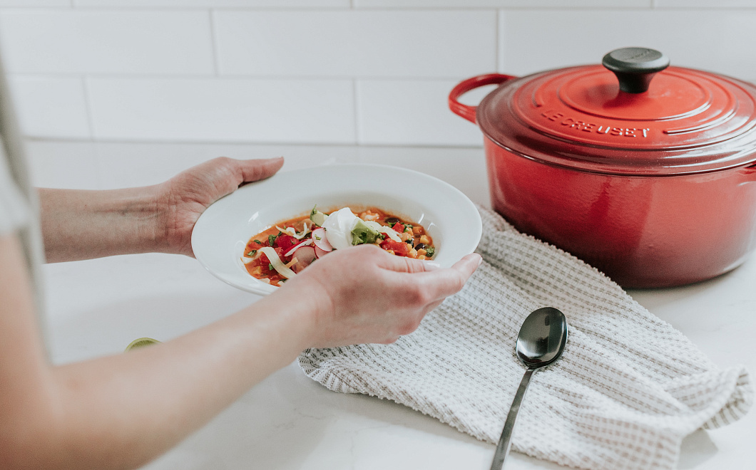 Ешь и стройней: врач рассказала о пользе окрошки в борьбе с лишним весом