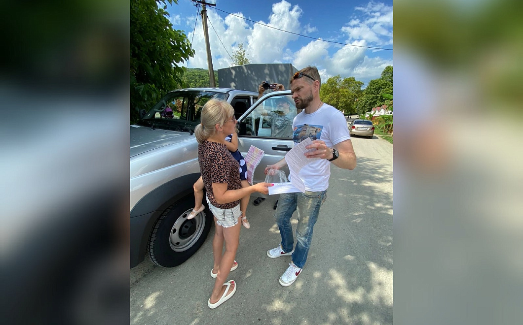 «На колесах и счастливы!»: героиня ролика об уплывшем в Сочи в море УАЗе - о новой машине