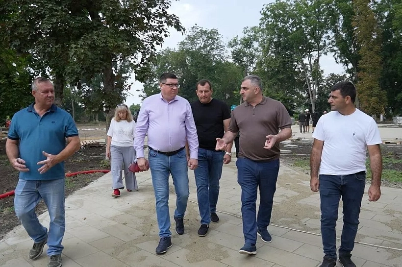 В станице Медведовской благоустраивают старый парк