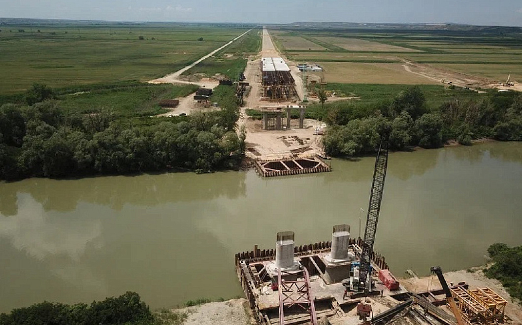 Мост через реку Кубань возводят на строящейся трассе А-289 