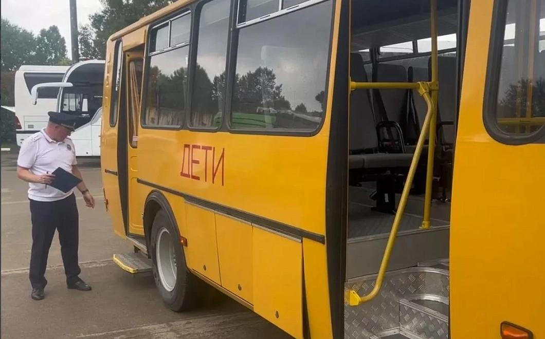 В Сочи сотрудники Госавтоинспекции проводят проверку школьных автобусов