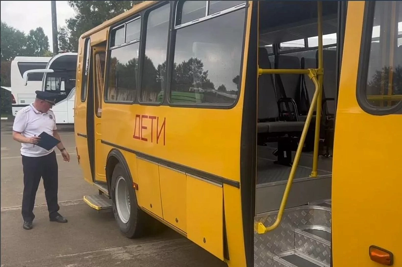 В Сочи сотрудники Госавтоинспекции проводят проверку школьных автобусов