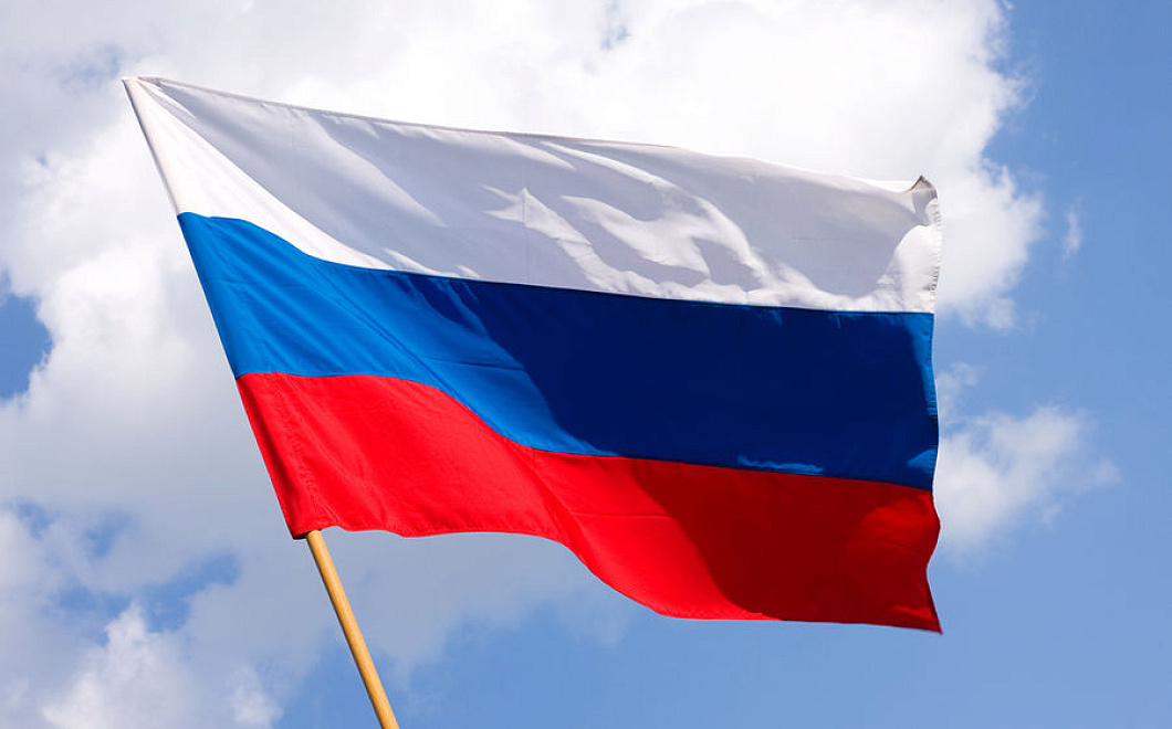 К 2024 году все российские школы будут обеспечены государственной символикой 