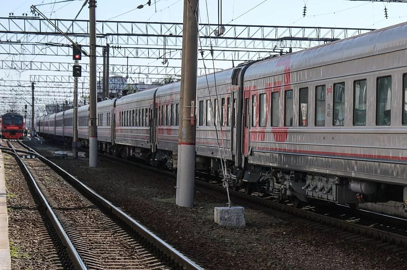 Поезд Воркута-Новороссийск задержан из-за схода грузовых вагонов в Кировской области