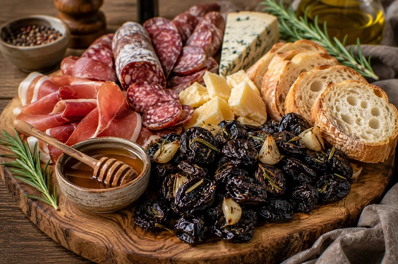 Вялю сливы с чесноком и розмарином: ароматная закуска хороша к мясу и сырам