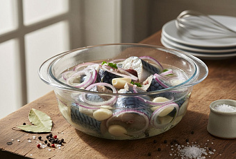 Маринованная скумбрия за сутки: простой рецепт с луком и чесноком