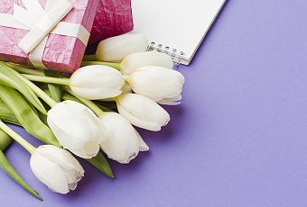 Цветы, скромный бюджет и готовые наборы: россияне рассказали о тратах на 8 Марта