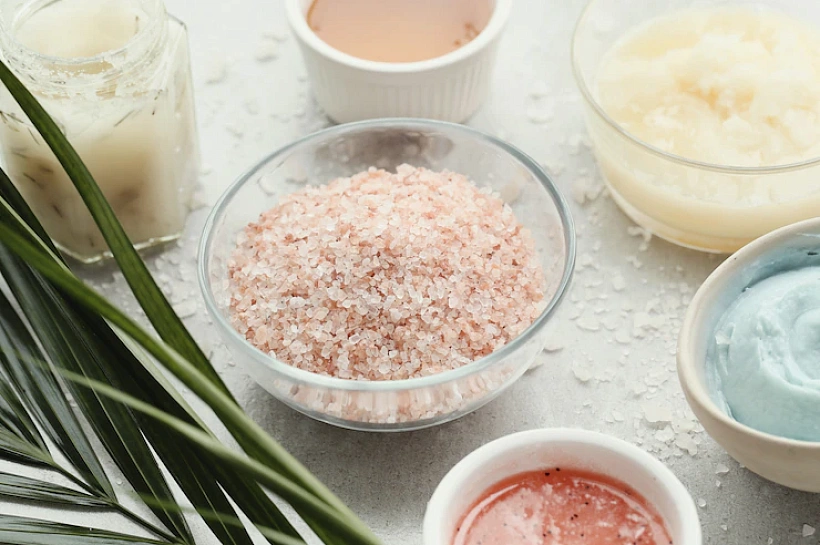 Избавиться от растяжек поможет домашний скраб