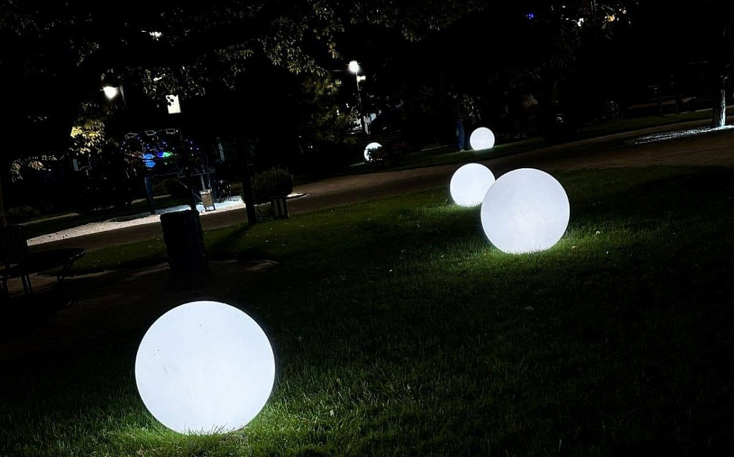 В сквере им. Чайковского в Новороссийске установили новые световые арт-объекты