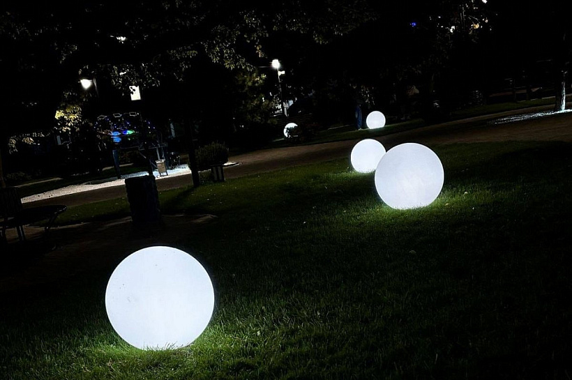 В сквере им. Чайковского в Новороссийске установили новые световые арт-объекты