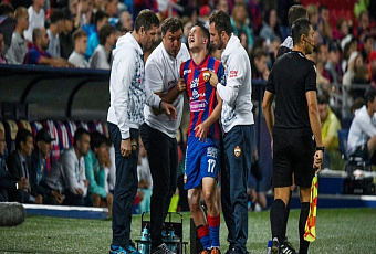 Футболиста ЦСКА увезли на скорой после 1 тайма