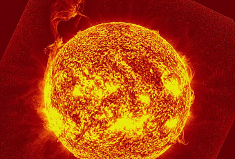 Два гигантских протуберанца оторвались от Солнца во время затмения