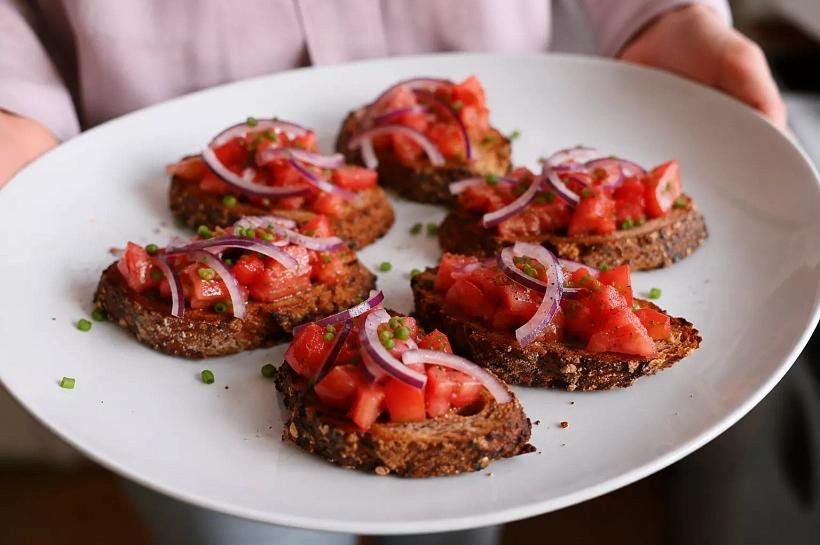 Обжариваем тёмный хлеб и выкладываем помидоры с чесноком: закуска выходит хрустящей и сочной