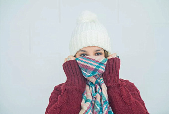 Врач-иммунолог объяснил, почему зимой опасно ходить без шапки