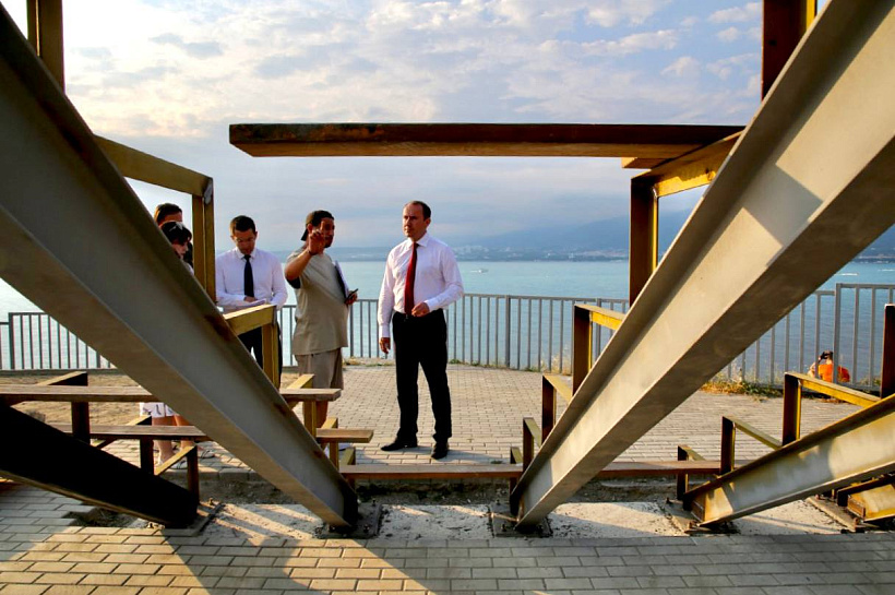 В сосновой роще заливали бетон. Глава Геленджика приостановил реконструкцию объекта на Тонком мысе