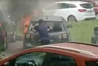 Настоящий герой: прохожий спас девочку из горящей машины