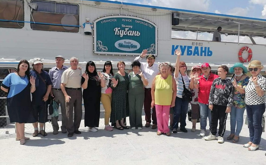На теплоходе музыка играет: ветераны журналистики Краснодарского края совершили двухчасовую прогулку по реке