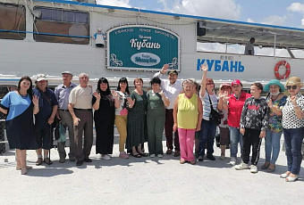 На теплоходе музыка играет: ветераны журналистики Краснодарского края совершили двухчасовую прогулку по реке