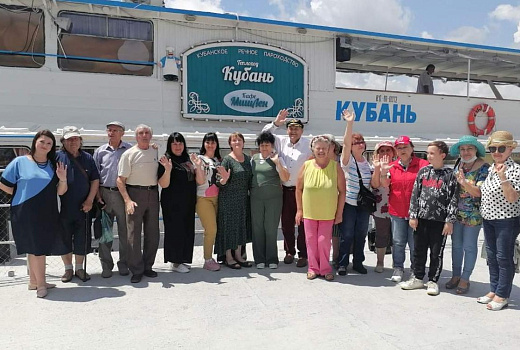 На теплоходе музыка играет: ветераны журналистики Краснодарского края совершили двухчасовую прогулку по реке