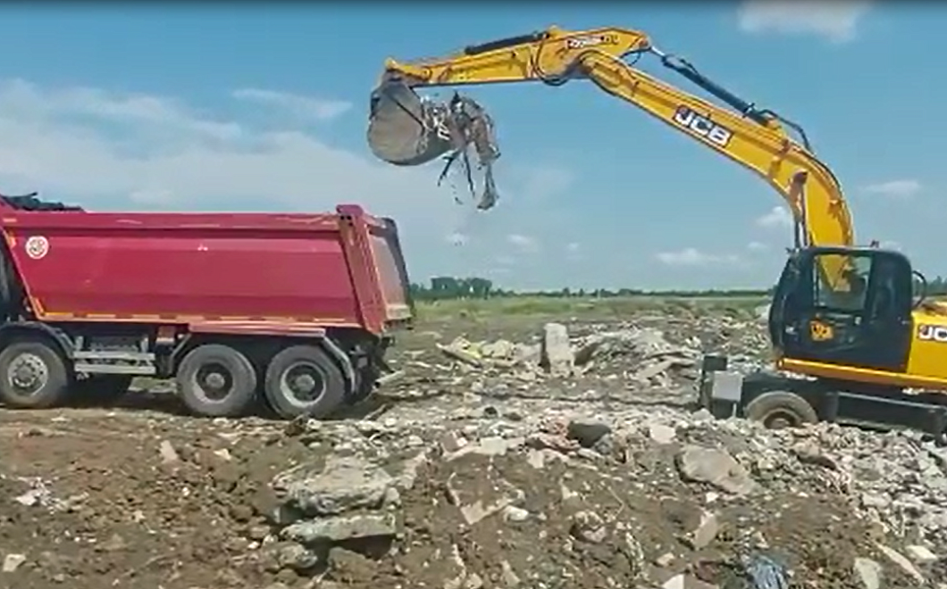 Гору мусора у «жёлтого озера» в пригороде Краснодара начали разбирать