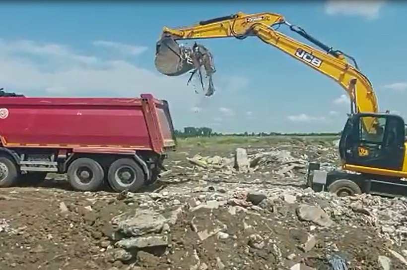 Гору мусора у «жёлтого озера» в пригороде Краснодара начали разбирать