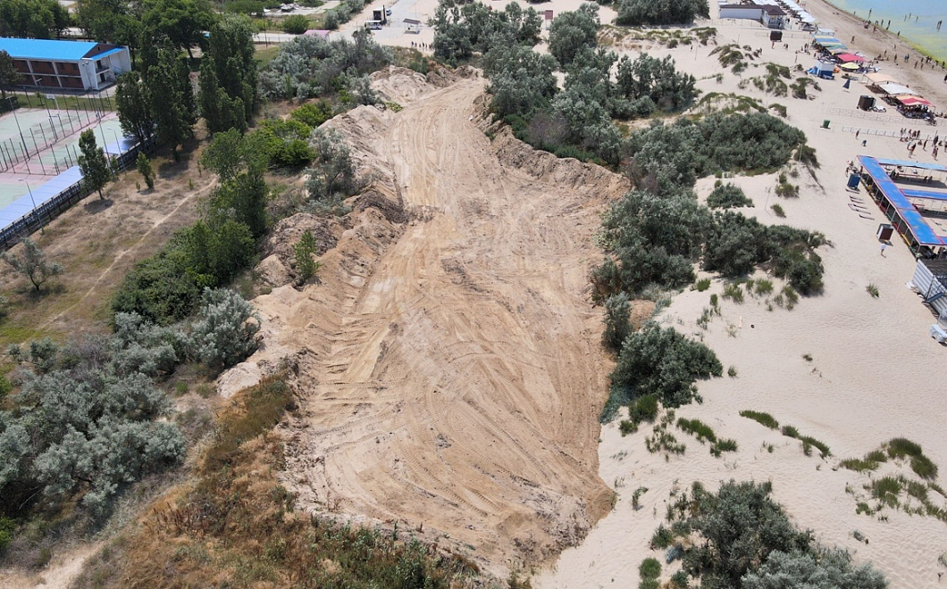 Неизвестные разрыли песачные дюны у самого моря в Анапе