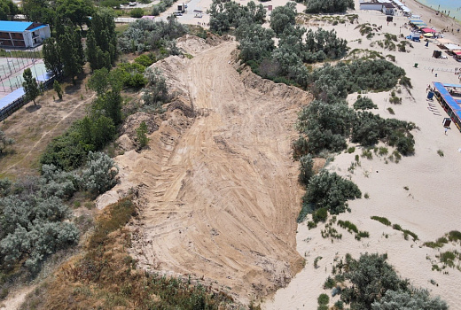 Неизвестные разрыли песачные дюны у самого моря в Анапе