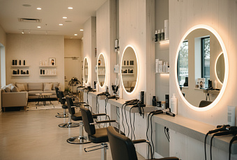 Две стрижки, которые скрывают седину и омолаживают лицо после 50