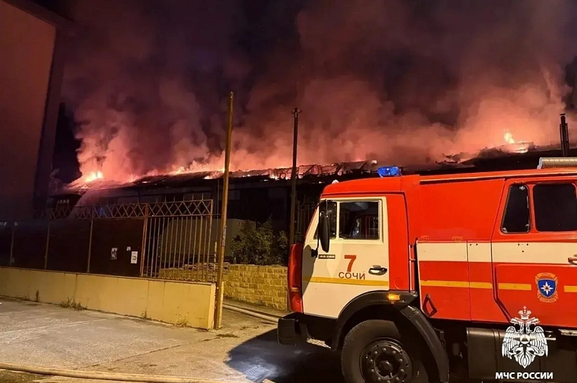В Сочи тушат пожар на площади 1000 квадратов